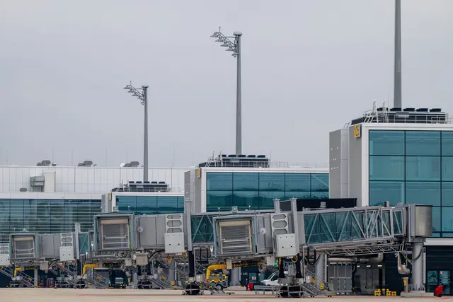 Der Münchner Flughafen wächst - im Bild der Erweiterungsbau des Terminals 1. Die Fernverkehrsanbindung aber fehlt weiter.  | Foto: Peter Kneffel/dpa