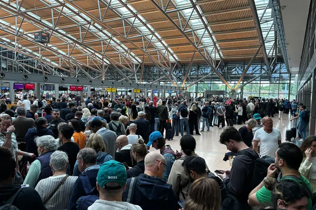 Alle Passagiere mussten den Bereich hinter den Sicherheitskontrollen verlassen. | Foto: Frank Molter/dpa