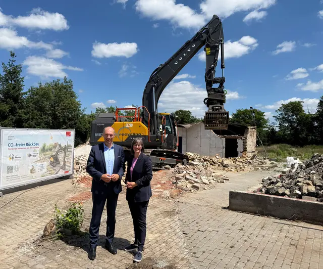 Die Stadt Nürnberg setzt ein Zeichen für nachhaltiges und zukunftsfähiges Bauen: Bürgermeister und Erster Sör-Werkleiter Andreas Krieglstein informiert am Montag, 15. Juni 2026, gemeinsam mit Britta Walthelm, Referentin für Umwelt und Gesundheit, über den vollständig klimaneutralen Gebäudeabbruch im Westpark (v.l.). | Foto: Kathrin Lehnerer / Stadt Nürnberg