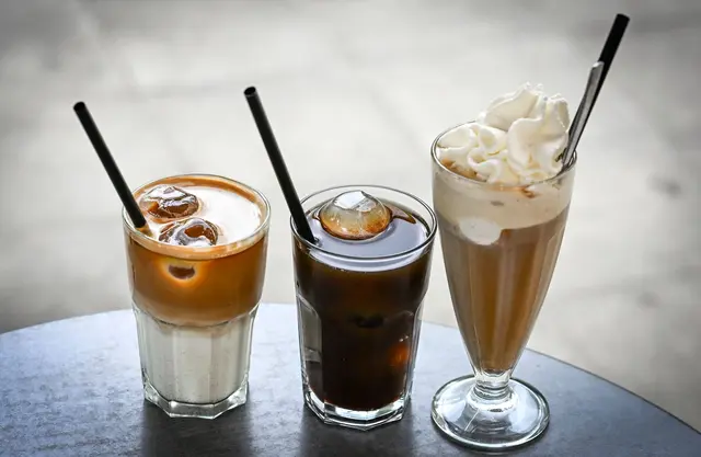 Kaffeekonzentrat kann man mit Milch oder Wasser verlängern und mit Eiswürfeln oder Sahne servieren - die Möglichkeiten sind vielfältig.  | Foto: Jens Kalaene/dpa (Archivbild)