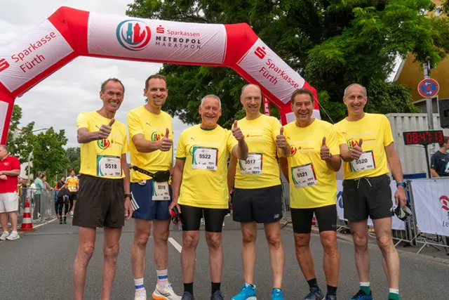 Mit dabei: Schwabachs Oberbürgermeister Peter Reiß (2.v.l.)  Oberbürgermeister Fürth Thomas Jung (3.v.l.), Nürnbergs Bürgermeister Andreas Kriegelsten (3. v.r.), Fürths Bürgermeister Markus Braun 2.v.r. und der Bürgermeister von Bad Windsheim Bernhard Kisch.  | Foto: Sparkassen Metropolmarathon