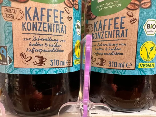 Flaschen mit Kaffeekonzentrat stehen in einem Drogeriemarktregal.  | Foto: Gregor Tholl/dpa (Archivbild)