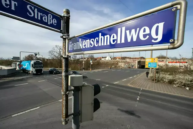 Um den geplanten Ausbau des Frankenschnellwegs in Nürnberg wird bereits seit Jahren gestritten.  | Foto: Daniel Karmann/dpa