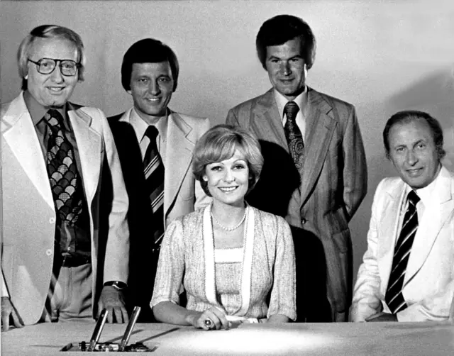 Das Publikum, das seinerzeit ganze drei Fernsehkanäle zur Auswahl hatte, gewöhnte sich schnell an die Frau in der Männerdomäne des Ersten.  | Foto: -/dpa (Archivbild)