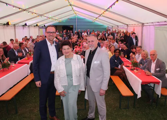Peter Reiß, Caroline Linner und Oliver Memmler (v.l.) im gut gefüllten Festzelt. | Foto: Victor Schlampp