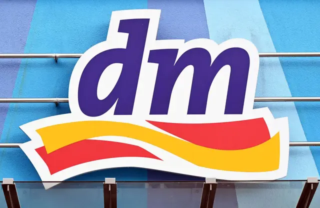 Der Drogeriemarkt dm ruft einen Esslernlöffel zurück. | Foto: Uli Deck-dpa (Illustration)