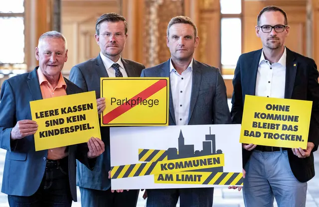 Fürths Oberbürgermeister Thomas Jung, Nürnbergs Oberbürgermeister Marcus König, der Oberbürgermeister der Stadt Erlangen, Jörg Volleth, und Schwabachs Stadtoberhaupt Peter Reiß (v.l.) machen am Aktionstag "Kommunen am Limit" auf die schwierige finanzielle Situation von Städten und Gemeinden aufmerksam. | Foto: Christine Dierenbach / Stadt Nürnberg