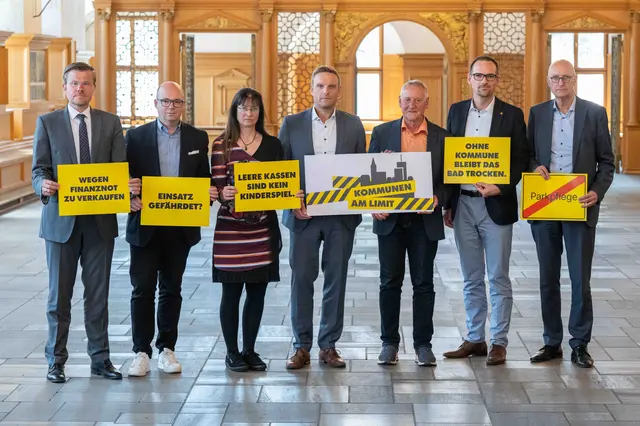 Die Oberbürgermeister und Kämmerer der Städte Nürnberg, Erlangen und Fürth – Marcus König, Thorsten Brehm, Dr. Stefanie Ammon, Jörg Volleth, Dr. Thomas Jung und Konrad Beugel (v. l.) – sowie Schwabachs Oberbürgermeister Peter Reiß (2. v. r) machen beim bundesweiten Aktionstag "Kommunen am Limit" auf die schwierige finanzielle Situation der Städte und Gemeinden aufmerksam. | Foto: Christine Dierenbach / Stadt Nürnberg