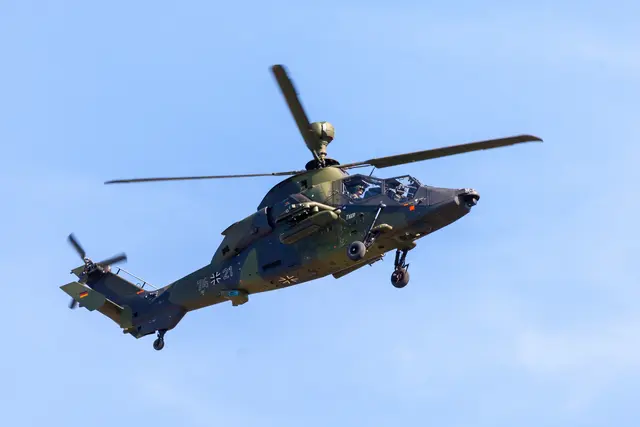 Die Bundeswehr hat aktuell verschiedene Hubschraubertypen für das Heer, die Marine und die Luftwaffe im Einsatz. Ältere Modell wurden ausgemustert. Im Bild: Transporthubschrauber, 2018.  | Foto:  © filmbildfabrik/stock.adobe.com/Symbolbild