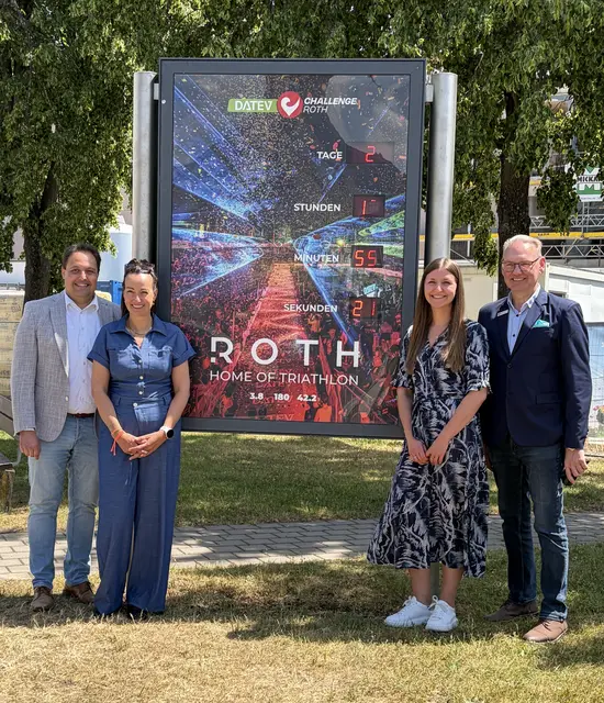 Kurz vor dem DATEV Challenge Roth präsentiert sich der Countdown in der Städtlerstraße im neuen Design (von links: Bürgermeister Andreas Buckreus, Kathrin Walchshöfer, Markus Kratzer (Beratungscenterleiter der Sparkasse in Roth) und seine Stellvertreterin Julia Hussendörfer.  | Foto: Stadt Roth