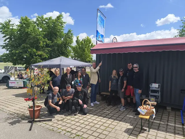 Erster Bürgermeister Thomas Diebenbusch (Mitte) taufte den neuen Reparaturcontainer von Fahrradhilfe Franken e.V. am Oberasbacher Pumptrack auf den Namen „Schraub-Station“ – symbolisch mit biologisch abbaubarem Fahrradöl. Mit ihm freuten sich u.a. Andreas Fleischmann vom ADFC Oberasbach, Selbsthilfewerkstatt-Gründer Volker Dittmar, Radverkehrsbeauftragte Sina Mixdorf und Tiefbauamtsleiter Marco Wolfstädter (1. Reihe, von links). | Foto: Stadt Oberasbach