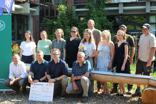 Oben v. l. n. r.: Thea Götz (Direktorin der AOK in Mittel-franken), Laura Hager und Barbara Fischer (Landrats-amt), Sonja Wachtler (Schulleiterin der Mittelschule), Kai Lichtenstein-Tietze (Schulrat), Melanie Schatz (Lehrerin der Mittelschule), Fr. Eschler und Fr. Steuer (Stadt Bad Windsheim), Herr Redlingshöfer und Herr Meyer (Unter-stützung im Garten) 

Unten v. l. n. r.: Jürgen Dierauff (Beirat der AOK Bayern), Philipp Flierl (Bürgermeister Bad Windsheim), Christian von Dobschütz (Landrat), Herr Finnberg (Unterstützung im Garten) 
 | Foto: Jasmin Weber AOK Bayern 
