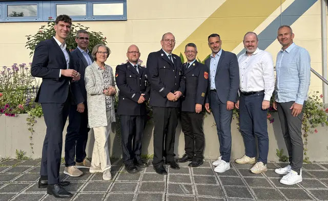 Bürgermeister Marcus Spath, die weiteren Bürgermeister sowie Fraktionsvorsitzende mit den wiedergewählten Kommandanten der Zirndorfer Wehr und Kreisbrandrat Frank Bauer. | Foto: Stadt Zirndorf