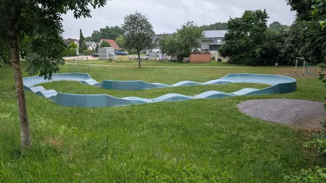 Bis Anfang August steht die Rother Pumptrack-Anlage nun im Dorfessel in Eckersmühlen.  | Foto: Stadt Roth