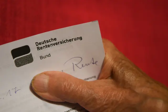 Eine von der Bundesregierung eingesetzte Kommission macht Vorschläge zur Zukunft der Rente. (Symbolbild) | Foto: Felix Kästle/dpa