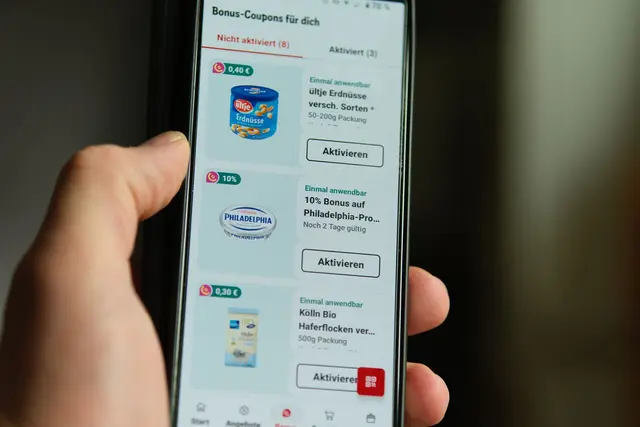 Rewe lockt Kunden mit einem Bonus - der Gesamtpreis der betreffenden Produkte wird nicht angezeigt. | Foto: Georg Hilgemann/dpa (Symbolbild)