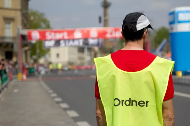 Die Stadt Fürth sucht für viele Veranstaltungen Ordner. | Foto: stock.adobe.com/Volker Müther