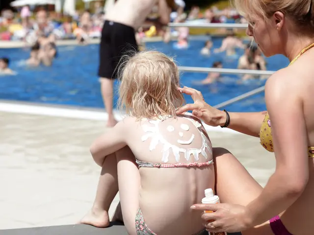 Gut eincremen! - Für Kinder ist Sonnenbrand ein gesundheitliches Risiko für Hautkrebs im Erwachsenenalter. | Foto: Karin &amp; Uwe Anas-stock.adobe.com (Symbolbild)