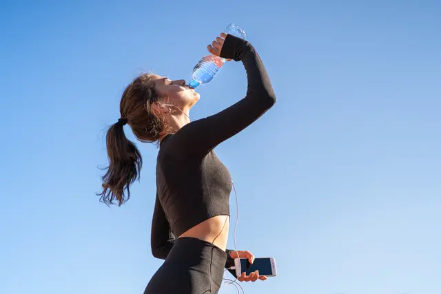 Da hilft auch die Wasserflasche nichts mehr: Bei der angekündigten Hitze am Samstag wäre der Landkreislauf zu den üblichen Zeiten eine Gefahr für die Gesundheit. | Foto: DimaBerlin-stock.adobe.com (Symbolbild)