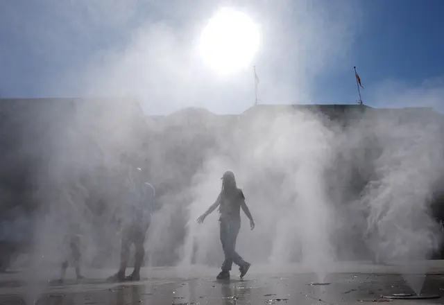 Wassernebel zur Abkühlung: Nicht nur in Hamburg ist jede Hitzepause willkommen. | Foto: Marcus Brandt/dpa