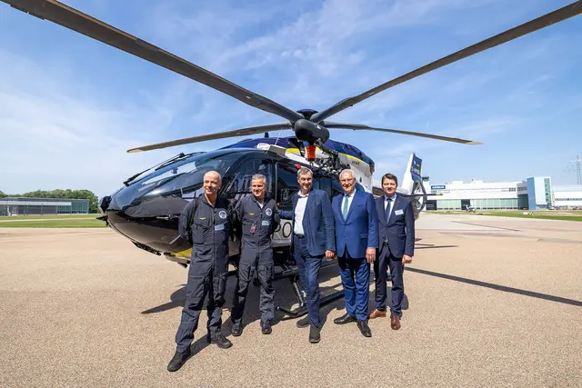 Ministerpräsident Dr. Markus Söder, Innenminister Joachim Herrmann und Innenstaatssekretär Sandro Kirchner bei der Übergabe der neuen H145-Polizeihubschrauber von Airbus in Donauwörth. | Foto:  ©BayStMI/A.Beier
