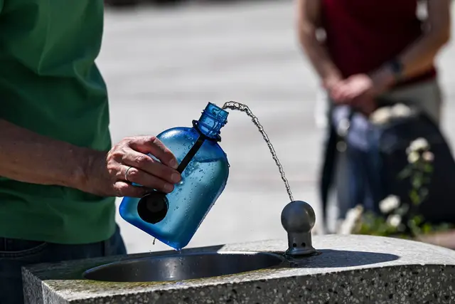 Öffentliche Wasserspender wie hier in Berlin bieten wichtige Erfrischung. | Foto: Jens Kalaene/dpa
