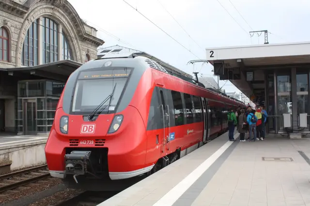 Während der Bauphase zwischen 31. Juli und 19. September 2026 ist die S-Bahnstrecke zwischen Nürnberg Hauptbahnhof und Roth gesperrt.  | Foto: Victor Schlampp/Archivfoto