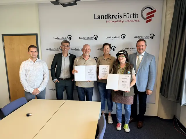 Landrat Bernd Obst überreichte die Urkunden an die drei neuen ehrenamtlichen Naturschutzwächter im Landkreis Fürth. | Foto: Roland Beck