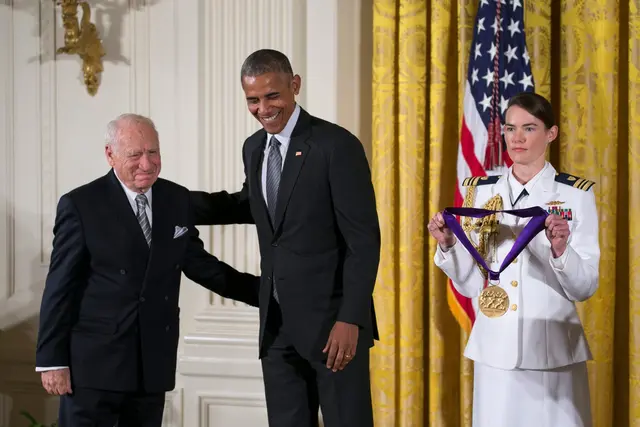 null
Die Liste der Ehrungen für Mel Brooks ist lang – 2015 bekam er von US-Präsident Barack Obama die «National Medal of Arts» verliehen. 
 | Foto: Shawn Thew/dpa (Archivbild)
