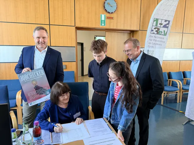 Wertschätzendes und offenes Feedback beim Jobchecker: Landrat Bernd Obst wirft einen Blick hinter die Kulissen. | Foto: Roland Beck