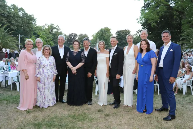 Von links: Christian Zens (Kanzler der Friedrich-Alexander-Universität Erlangen-Nürnberg / FAU) mit Ehefrau Birgit, Bayerns Innenminister Joachim Herrmann (CSU) mit Gattin Gerswid, FAU-Präsident Prof. Dr.-Ing. Joachim Hornegger mit Ehefrau Belinda, Erlangens neuer OB Jörg Volleth (CSU) mit seiner Frau Sandra, Stephanie Jacobs, Amtschefin im Bayerischen Staatsministerium für Wissenschaft und Kunst, Siemens-CEO Roland Busch und Mittelfrankens Regierungspräsidentin Dr. Kerstin Engelhardt-Blum mit Ehemann Oliver. | Foto: Dreier/ Friedrich