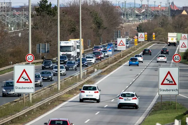 Blick auf die A73 stadteinwärts Richtung Nürnberg kurz vor einer Ampelkreuzung. | Foto: Daniel Karmann/dpa