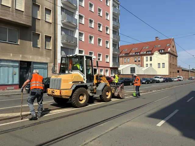 Mitarbeiter des Gleisbaus der VAG und der Werkstatt Schienenfahrzeuge arbeiten mit Hochdruck an der Beseitigung der Hitzeschäden.
 | Foto: © VAG/Andreas May
