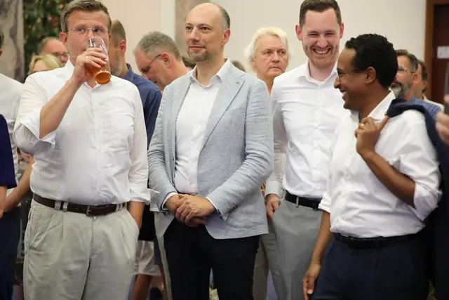 Gute Stimmung beim Warten auf das Ergebnis des Bürgerbegehrens: Oberbürgermeister Marcus König, 2. Bürgermeistr (links), Andreas Krieglstein (2. v.l.) und 3. Bürgermeister Nasser Ahmed (r.).  | Foto: Jürgen Friedrich