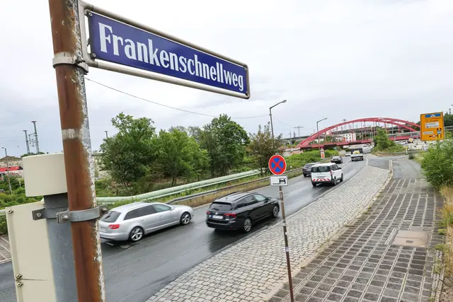 Ab 18.00 Uhr werden die Stimmen ausgezählt. Erst danach steht fest, wie der Bürgerentscheid ausgegangen ist. (Archivbild) | Foto: Daniel Löb/dpa