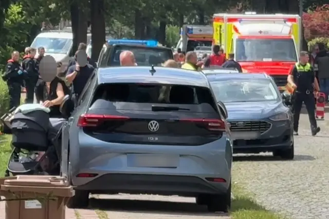 Polizei und Rettungsdienst sind mit einem Großaufgebot im Einsatz. | Foto: : NWM-TV/dpa