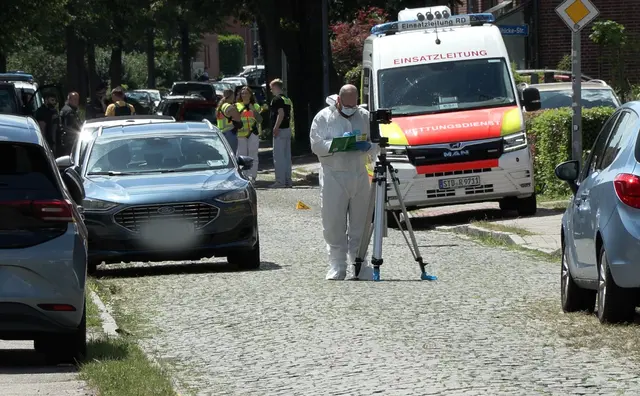Bei den Schüssen in Stade sind auch mehrere Menschen verletzt worden. Das teilte die Polizei mit. Fünf Erwachsene sind demnach bei der Tat gestorben.

 | Foto: Fabian Höfig/NEWS5/dpa