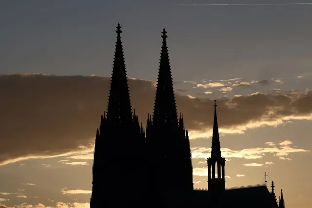 Die Tage mit kostenlosem Zugang zum Kölner Dom sind für Touristen gezählt.  | Foto: Rolf Vennenbernd/dpa (Archivbild)