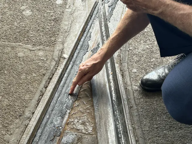 Die schwarze klebrige Schicht auf der Schiene muss in mühevoller Handarbeit entfernt werden.
 | Foto: © VAG – Barbara Lohss
