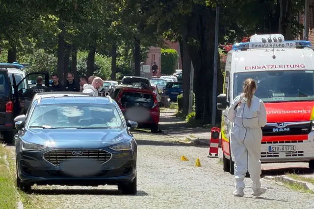 Einsatzkräfte riegelten den Tatort ab. | Foto: Fabian Höfig/NEWS5/dpa