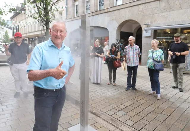 OB Thomas Jung genießt den frischen Wassernebel. | Foto: Ebersberger
