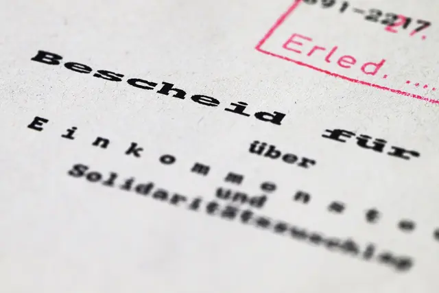 Die Einkommensteuer fließt Bund, Ländern und Kommunen zu. (Symbolbild) | Foto: Robert Michael/dpa