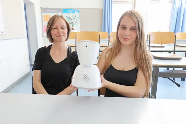 Theresa ist dank des kleinen Avatars stets Teil der Klassengemeinschaft und live beim Unterricht dabei – auch sehr zur Freude ihrer Mutter. | Foto: Ebersberger / Stadt Fürth