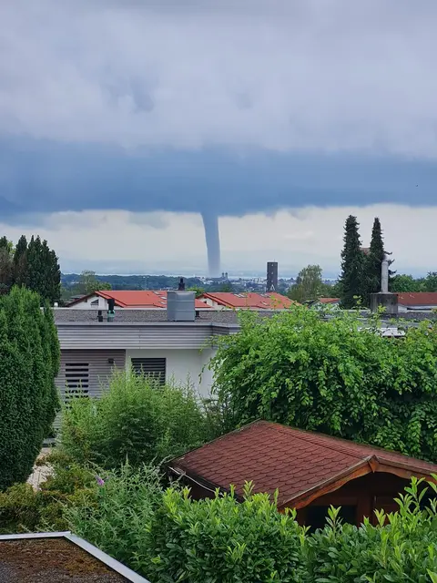 In dem Tornado, der rund 15 Minuten auftrat, bildeten sich Geschwindigkeiten von schätzungsweise 100 bis 150 Kilometern pro Stunde, wie der DWD mitteilte. | Foto: Kraus/swd-medien/dpa