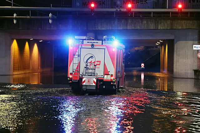 In der Region Aschaffenburg war die Feuerwehr bei etwa 300 Einsätzen gefordert. | Foto: Ralf Hettler/dpa