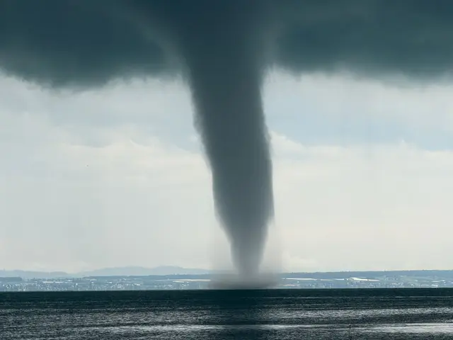 Am Mittwochmittag hat sich ein Tornado auf dem Bodensee vor Friedrichshafen gebildet. | Foto: Kraus/swd-medien/dpa