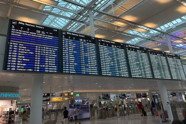 Aufgrund der Wetterlage komme es europaweit zu Einschränkungen im Flugverkehr, hieß es auf einer Anzeigetafel am Vormittag. Deshalb seien in München rund 100 Starts und Landungen gestrichen worden, teilte der Flughafen mit.  | Foto: Manuel Schwarz/dpa