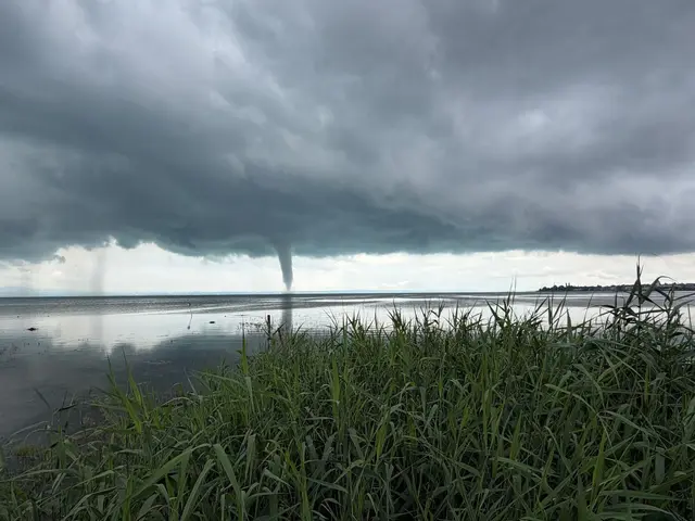 In dem Tornado, der rund 15 Minuten auftrat, bildeten sich Geschwindigkeiten von schätzungsweise 100 bis 150 Kilometern pro Stunde, wie der DWD mitteilte. | Foto: Kraus/swd-medien/dpa