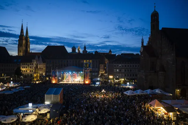 Einmalige Kulisse am Nürnberger Hauptmarkt.  | Foto: Uwe Niklas