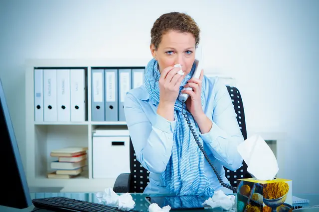 Trotz Erkältung arbeitet diese Frau im Büro. Das müsste sie nicht, weil sie  wirklich krank ist. Doch vermutlich nicht wenige nutzen die laschen Gesetze immer mal wieder für ein verlängertes Wochenende aus. | Foto: Racle Fotodesign-stock.adobe,com (Symbolbild)